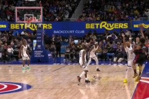 差之毫厘！坎宁安包夹下单臂随手一扔压哨三分命中 但回放先超时