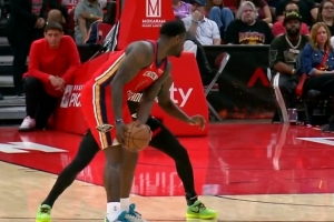 白热化！锡安直杀篮下 起飞力压防守单臂暴扣扳平比分