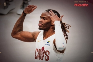 攻防兼备！骑士官方发布赢球海报：基翁·埃利斯成为封面人物