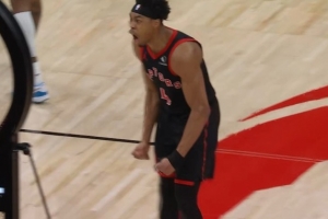 胜负手！杰伦·格林扣篮被巴恩斯后帽 巴雷特反击飞扣杀死比赛