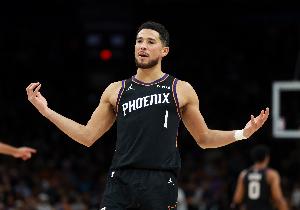 火力靠谱！布克半场12中6拿到17分3板 三分3中2