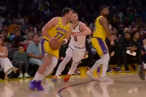 太准了吧！东契奇迎着布劳恩干拔三分再进 个人第2记&全队第5记