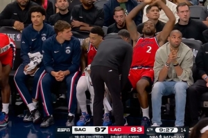 伤不起啊！伦纳德防守时又被撞到&一瘸一拐 已确定退赛！