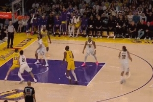 大心脏！詹姆斯吸引防守送助攻 里夫斯三分助湖人夺回领先