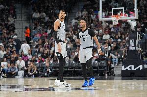 这怎么玩！文班亚马顺下直接抛传 卡斯尔溜底线空中转体空接反扣