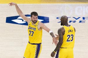 詹姆斯：这将是东契奇身披湖人战袍 命中的无数绝杀球的第一个