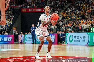 媒体人：今日宏远窘境是从犹豫换不换麦考尔开始 问题一环扣一环