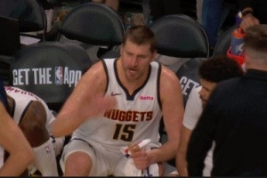 怎么了？暂停时约基奇在替补席情绪十分激动 手舞足蹈说着什么