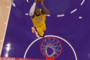 百分连线！东契奇收板0反应时间送出长传 詹姆斯暴扣取分