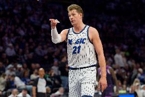 粗中有细！大瓦格纳背后运球甩开拉松 举火烧天单臂重扣技惊四座