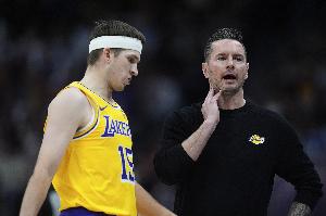 雷迪克：战术安排就是让小里罚丢弹向单侧 他执行得很好