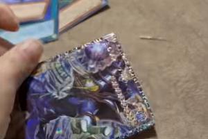 最惨一剪没！玩家失手剪坏价值25万元的卡：直接疯了