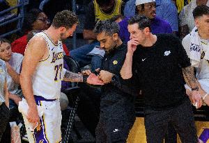 雷迪克：我们赛前说把这场当季后赛来打 太多队员打出了赢球回合