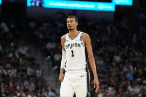 复出狂轰32+12+8+2+4！文班近5战合砍165分57板19帽 比肩06年姚明