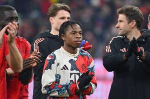 拜仁官方：17岁小将维斯多姆·麦克训练中髋部肌肉受伤，需要手术