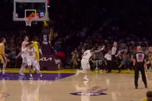 连珠炮！里夫斯外线开火 连中2记三分助湖人占据场上主动