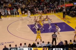 这球怎么传的？东契奇突破不看人妙传 八村塁罚球线急停中投命中