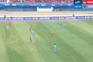 问题在哪？张宸梁失误送大礼之前，玉昆外援布尔克特意靠近传给他