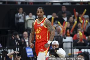 飞天遁地！雷琼·塔克频频暴扣 全场15中8拿到29分8板&罚球14中11