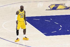 詹姆斯：下半场我们把火箭得分限制在35分 这就是赢球的关键要素