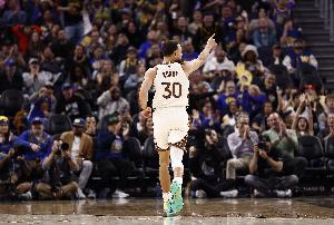 库里：我必须成为体能最好的球员 最喜欢的赞美就是抱怨跑不过我