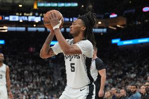 优势明显！马刺总篮板数52-37净胜快船15个 前场板22-12