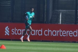 久违的身影！利物浦前锋伊萨克开始进行跑步训练