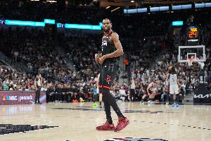 解说：杜兰特被提前夹击迫使出球这事已经到3月末了还是无头绪