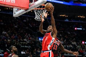 泰伦·卢：尚不清楚小卡脚踝扭伤严重程度 希望他不会长时间缺阵