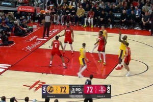 老头又来了！詹姆斯抢断反击造成奥科吉犯规 两罚一中反超比分！