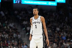 太轻松！文班亚马半场10分钟4中4拿到8分5板 正负值+23