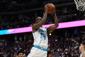 手腕扭伤？迪亚巴特主动犯规 随后自己走回更衣室