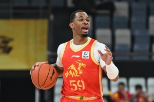 无所不能！塔克18中8砍下33分5板12助2断 罚球17中14