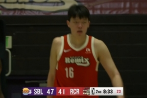 弧顶发牌！杨瀚森持球观察 助攻篮下空切队友吃饼