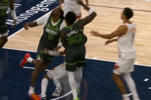 希望无大碍！里德封盖落地时踩到古德温脚崴脚 暂时返回更衣室