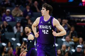 【菜鸟】雷诺32分9板 克尼佩尔22分2板2助2断1帽 哈珀15分4板5助