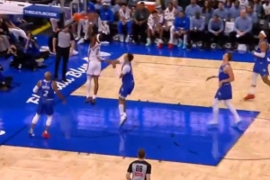 又快又有对抗！亚历山大疾速反击 顶开杰旺·卡特直接双手扣篮！