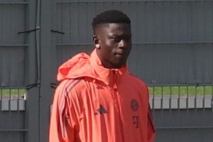 记者：拜仁冬窗新援巴拉·恩迪亚耶关节囊损伤，预计缺席三到四周