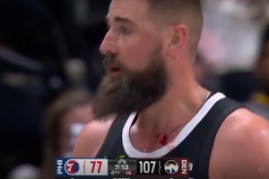 这么激烈嘛？瓦兰篮下一打二被破坏出界 脖子下面流血下场处理