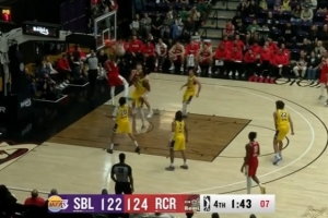 平地起惊雷！凯莱布·乐福突破暴扣帮助混音领先到4分