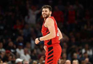 砍28+13！斯普利特：克林根进步太大了 进攻越来越从容 3分也有了