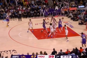 体力条没了？里夫斯突破假动作骗过防守上空篮短了