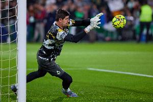 伤缺1个半月！马卡：库尔图瓦赛前热身便感到不适 但坚持踢完半场