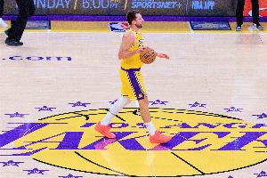 有点夸张！湖人7连胜期间 东契奇场均爆轰38.1分9.1板8助！