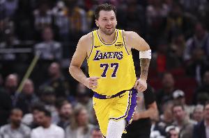 媒体人：东契奇一人单挑火箭 只要球在他手里都是直接或间接得分