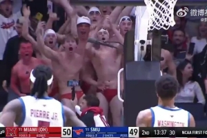 这谁顶得住！NCAA疯狂三月现场出现一群泳裤男 成功干扰对手罚球