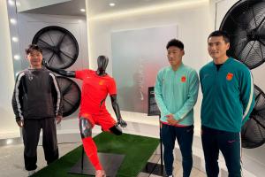 博主晒国足主场球衣细节，邵佳一、朱辰杰、李霄鹏出席发布会