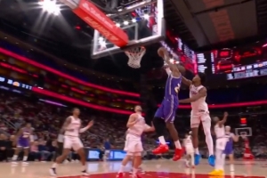 还得你来！里夫斯送助攻 詹姆斯空接扣篮打成2+1