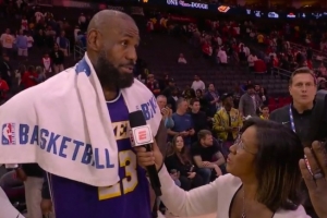 詹姆斯to记者：本该马上去冰敷 但你太棒了&我必须来接受你的采访