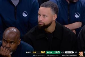 最近7场1胜6负！库里在替补席撇嘴不是很开心